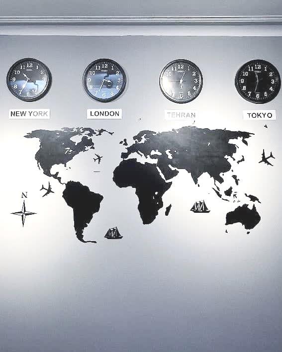 دیوارکوب نقشه جهان هتل ، نقشه جهان با ساعت کشورها ، تابلو بزرگ کره زمین با ساعت کشورها